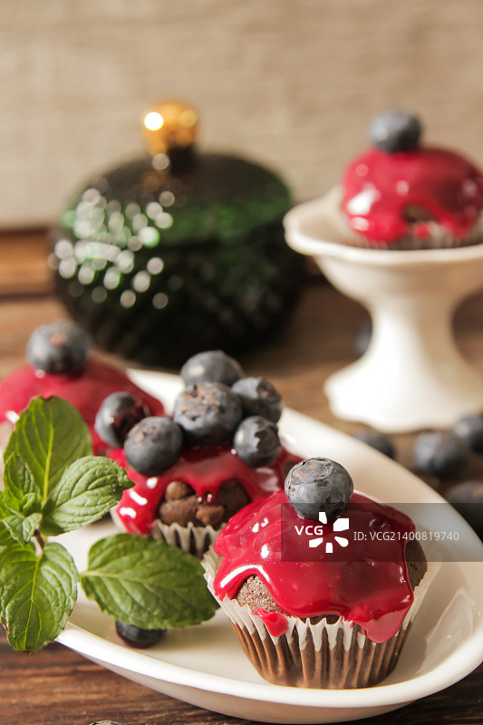 草莓蓝莓早餐松饼图片素材