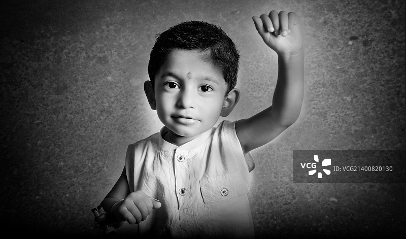 举手欲飞的超人男孩图片素材