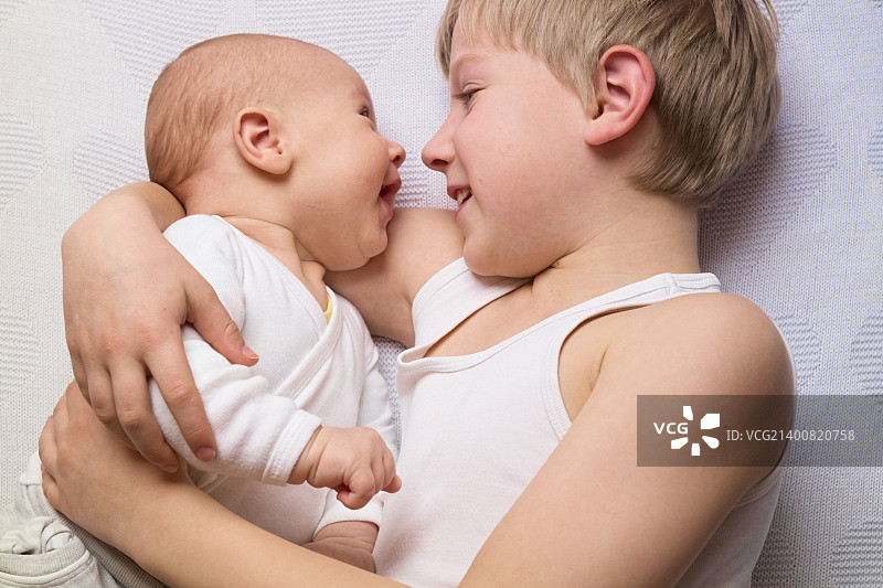 弟弟和哥哥亲切拥抱图片素材