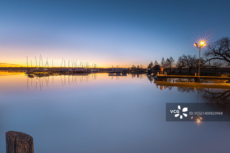 湖面倒影图片素材