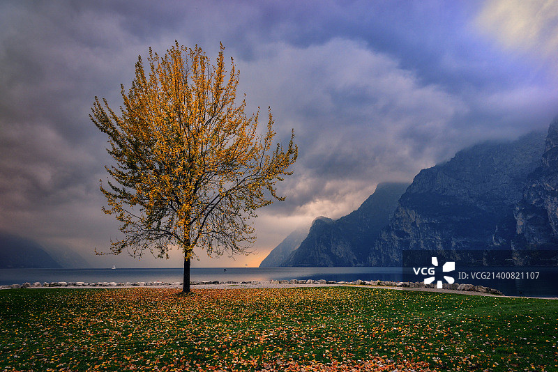 加尔达湖：世界上最美丽的湖泊图片素材