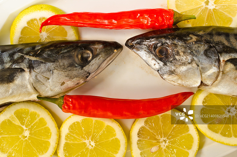 两条配柠檬和辣椒粉的鲭鱼图片素材
