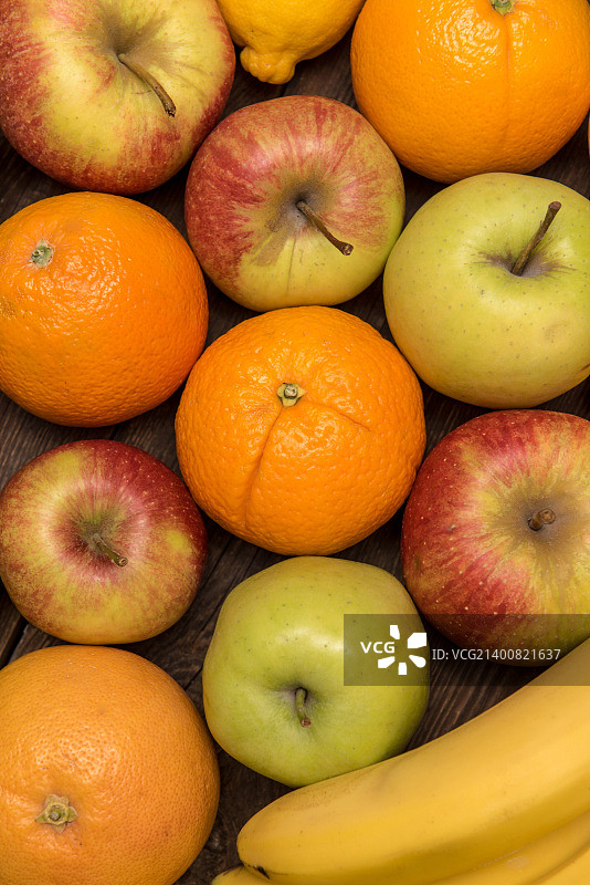 木板桌上的橙子、苹果和香蕉图片素材