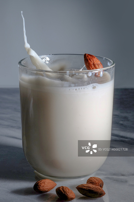 杏仁落入杏仁奶杯中图片素材