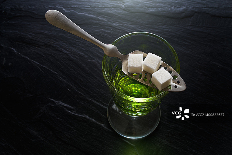 苦艾酒与蓬塔利耶酒杯和方糖图片素材