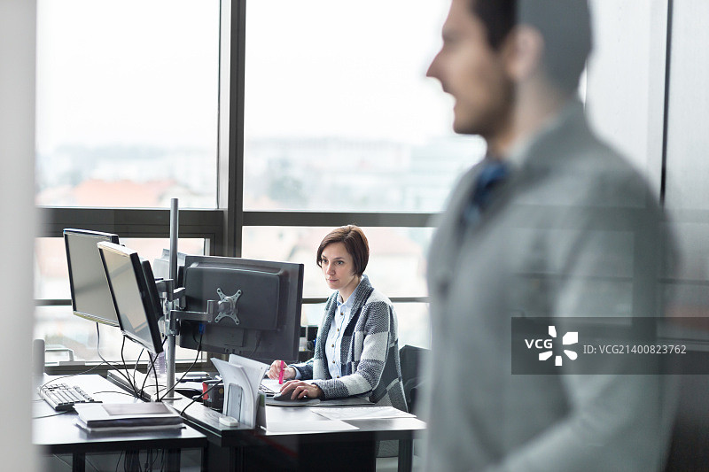 在公司办公室工作的私人助理图片素材