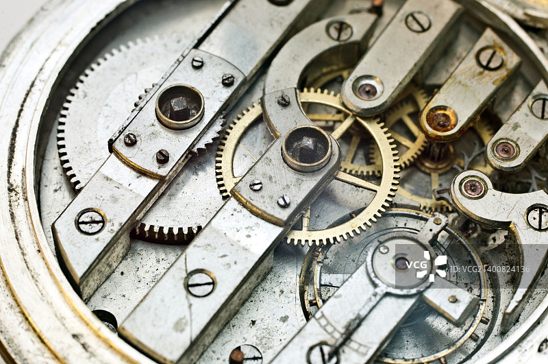老式钟表内部的齿轮特写图片素材