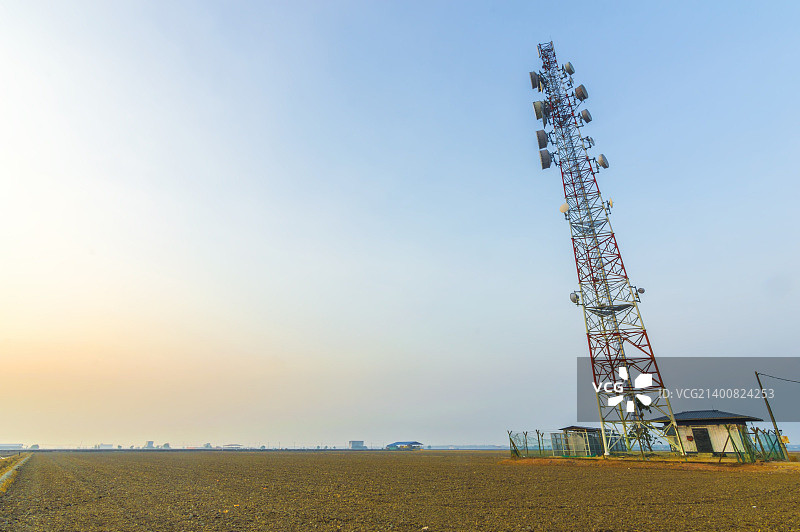 农田上的电信塔图片素材