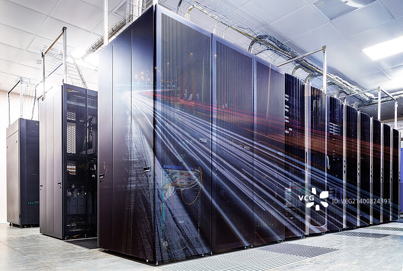 双重曝光：大型计算机房与道路交通图片素材
