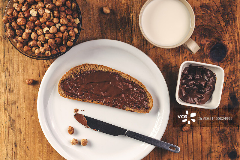 面包片上的榛子牛轧糖奶油图片素材