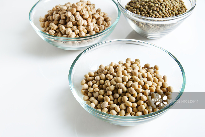 碗中的大豆和白色背景上的其他豆类图片素材