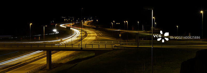夜晚高速公路上的光轨图片素材