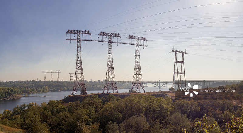 第聂伯河上的输电塔和电线图片素材