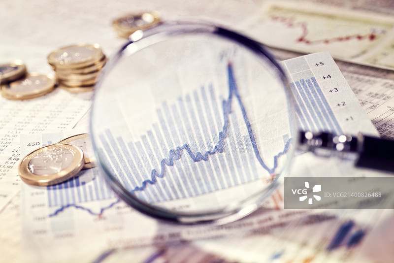 放大镜展示市场演变图片素材