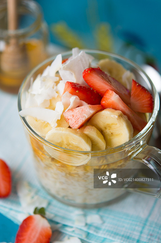 腰果奶燕麦粥配香蕉和草莓图片素材