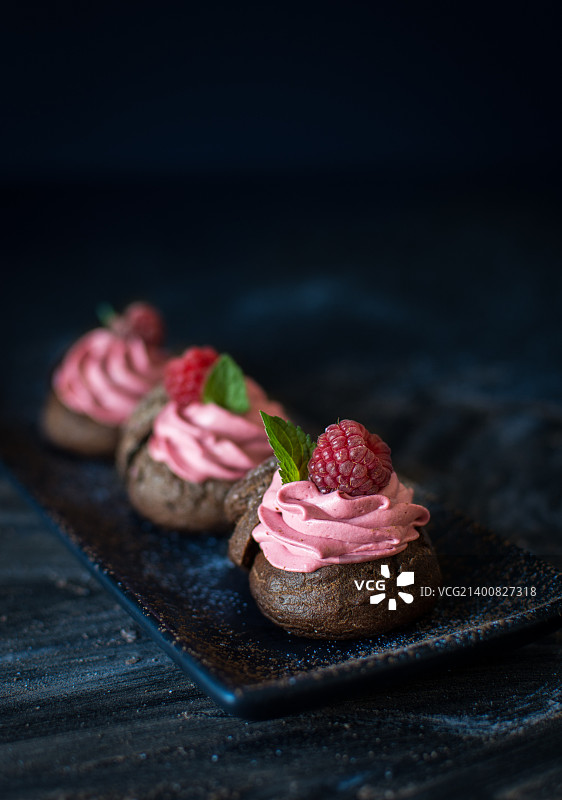 覆盆子慕斯巧克力泡芙图片素材