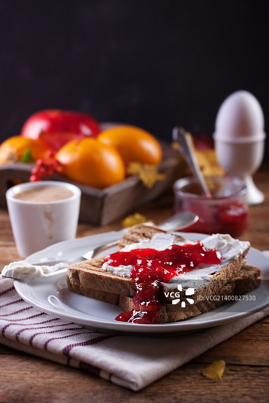 秋季背景：李子酱和茅屋奶酪吐司图片素材