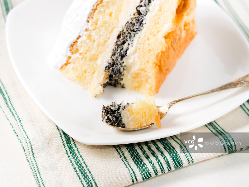 含蛋白酥和奇异籽的柠檬蛋糕图片素材