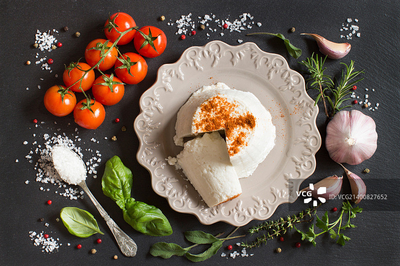 意大利乳清干酪、蔬菜和香草图片素材