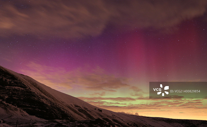 曼托峰上的北极光图片素材