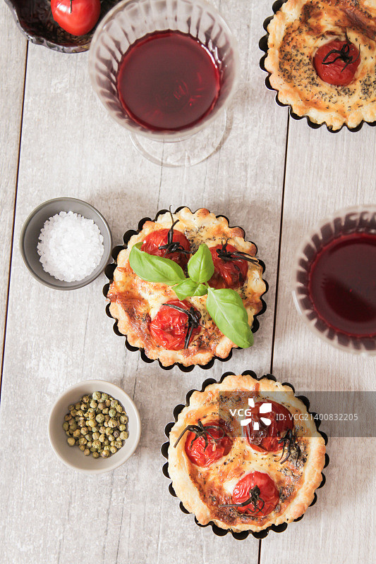 法式番茄乳蛋饼与葡萄酒图片素材