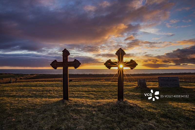 阳光穿过弹孔图片素材