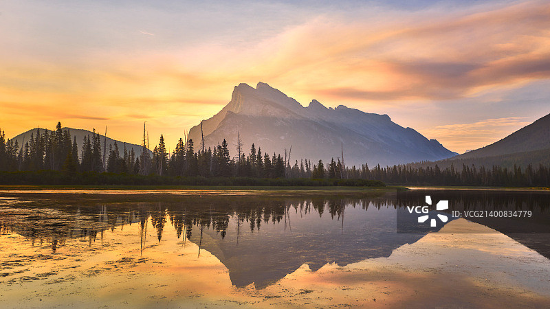 雾中的伦德尔山图片素材