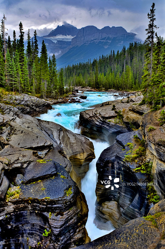 加拿大艾伯塔省米斯塔亚峡谷瀑布图片素材