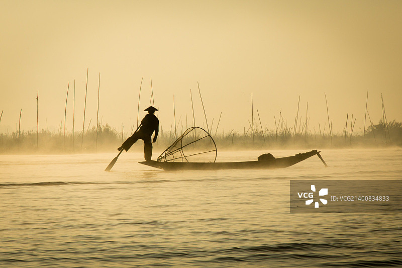 茵莱湖渔民图片素材