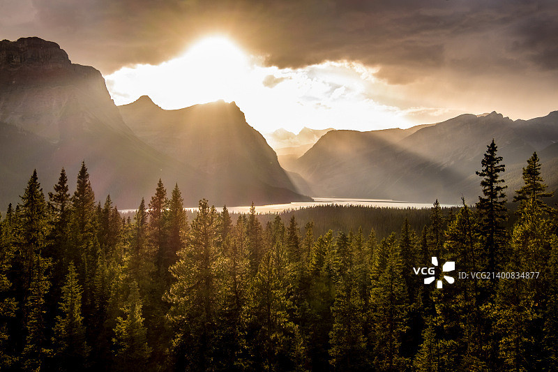 班夫国家公园赫克托湖上的暮光图片素材