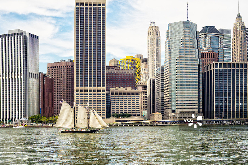 在东河上航行图片素材