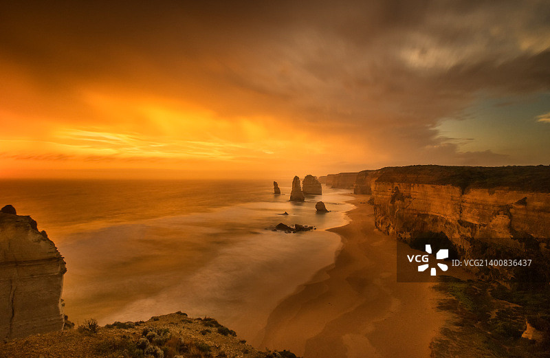 十二使徒岩上的暴风云图片素材