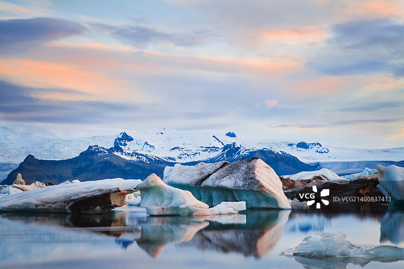 日落时分的冰岛杰古沙龙冰河湖图片素材