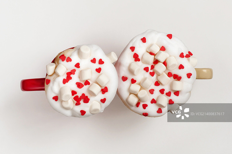 两杯带有棉花糖和糖心的卡布奇诺图片素材