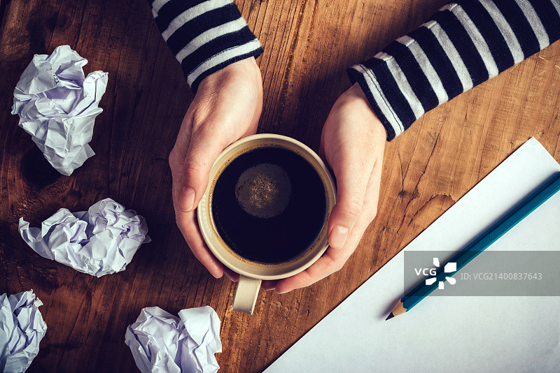 女作家喝咖啡图片素材