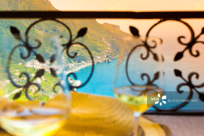 意大利阿马尔菲海岸：两杯白葡萄酒图片素材