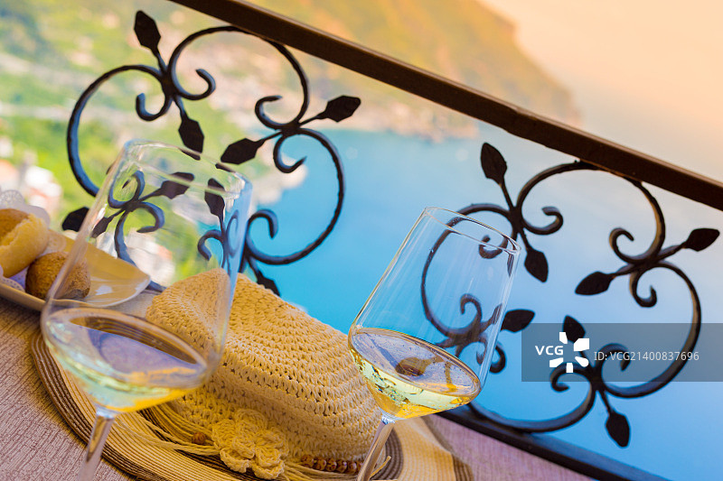 意大利阿马尔菲海岸：两杯白葡萄酒图片素材