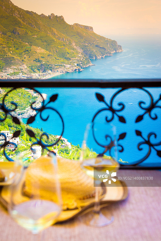 意大利阿马尔菲海岸：两杯白葡萄酒图片素材