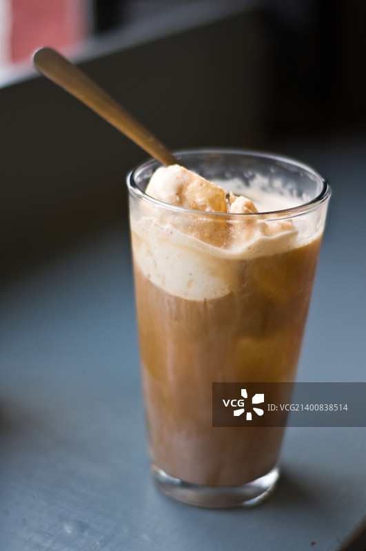 柜台上窗边的沙士汽水漂浮图片素材