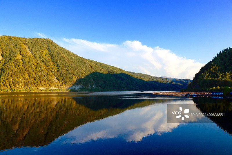 萨彦的倒影图片素材