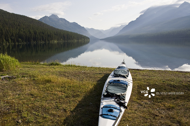 皮划艇停靠在蒙大拿州冰川国家公园的鲍曼湖岸边图片素材