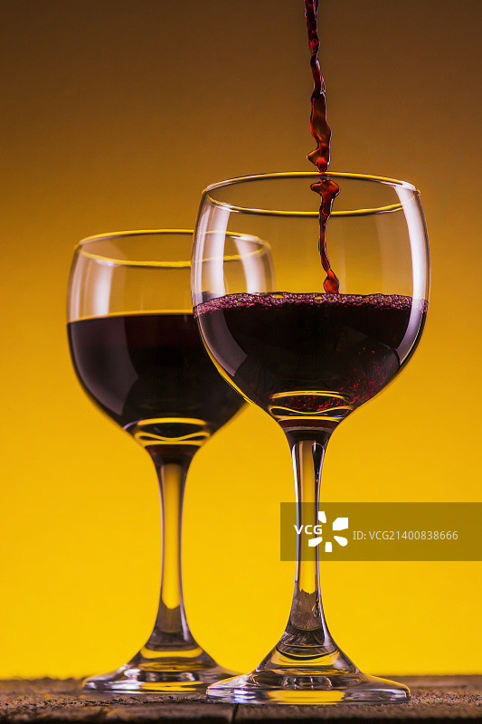 红酒注入酒杯，水花飞溅图片素材