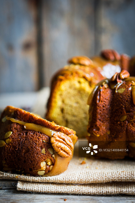 木质背景上的自制秋季坚果焦糖蛋糕图片素材