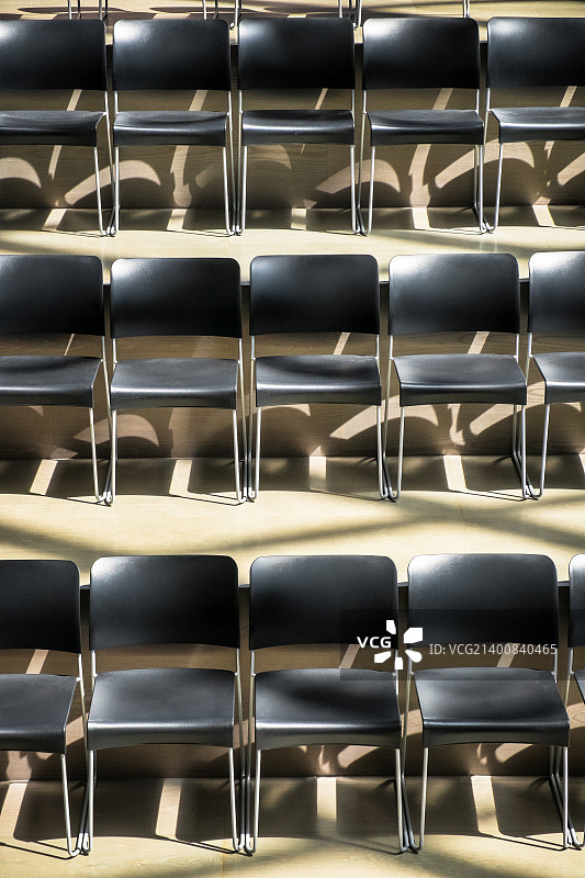 会议厅里成排的空椅子图片素材