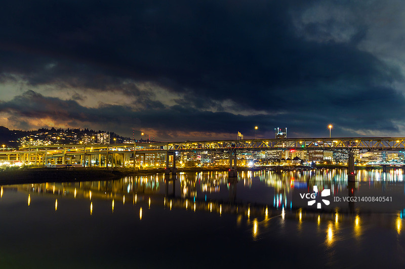 夜晚威拉米特河上的马夸姆桥图片素材
