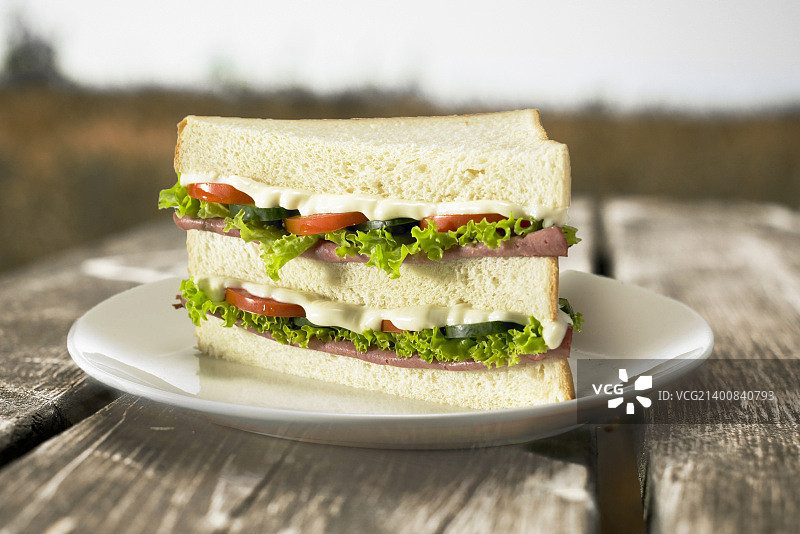 木桌上的三明治图片素材
