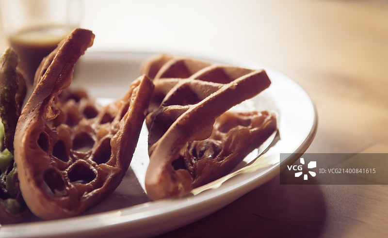 白色盘子里的巧克力华夫饼特写，复古色调图片素材