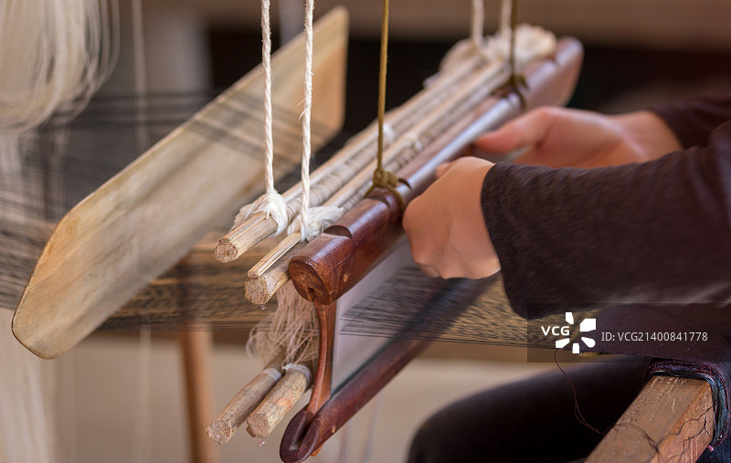 老挝女人操作织布机图片素材