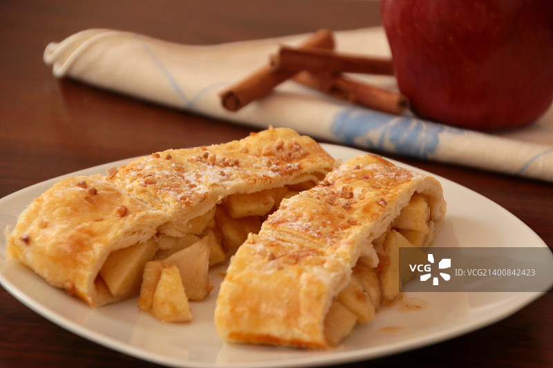 两片奥地利馅饼，背景：苹果和木棍图片素材