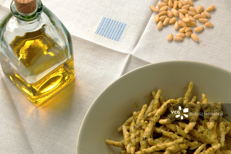 特罗菲意面配香蒜酱，一瓶橄榄油图片素材